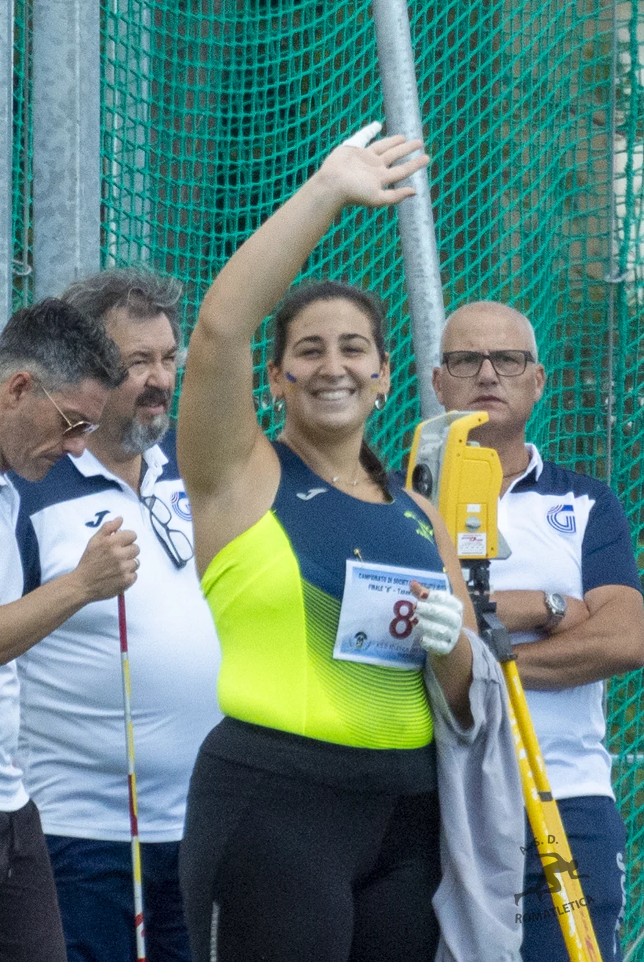Un'atleta Romatletica sorride e saluta durante la gara